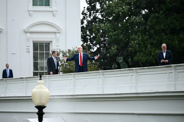 قدم‌زنی ترامپ بر پشت بام کاخ سفید و شوخی درباره استقرار موشک‌های هسته‌ای