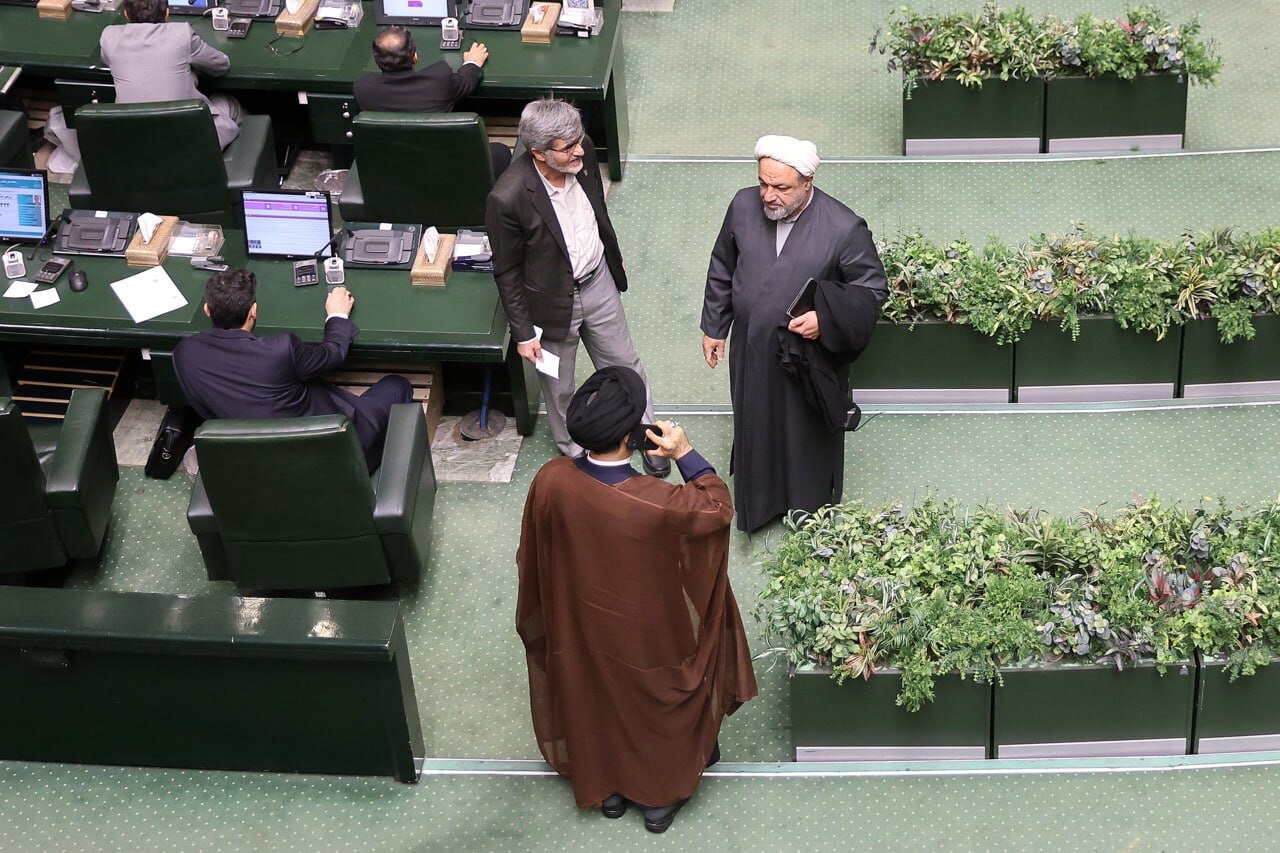 عصبانیت اصولگرایان از اقدامات تندروها علیه تیم مذاکره کننده/ ماجرای دعوای رجانیوز و تسنیم عصبانیت اصولگرایان از اقدامات تندروها علیه تیم مذاکره کننده/ ماجرای دعوای رجانیوز و تسنیم