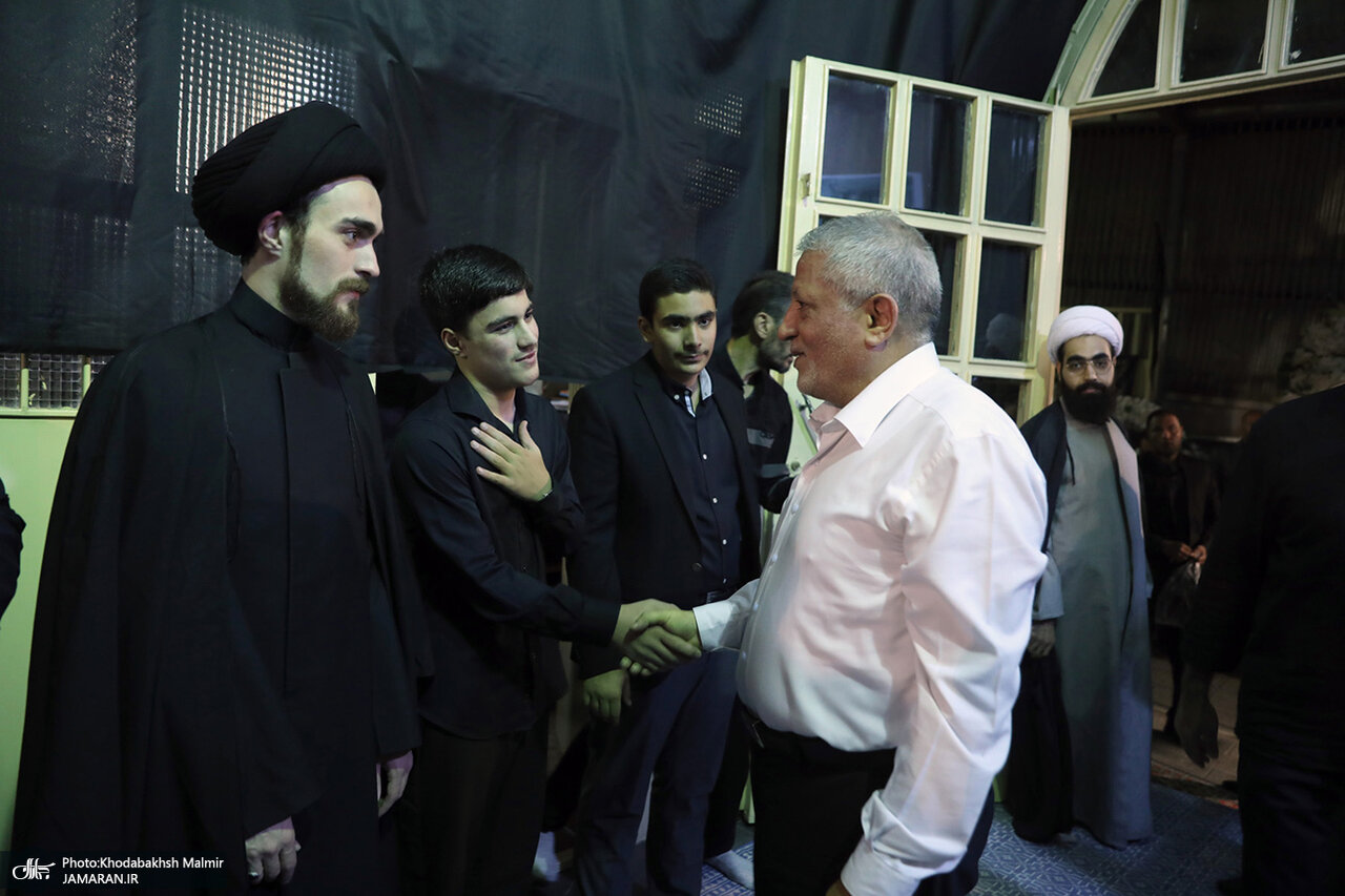 فرزند سید حسن خمینی در مراسم ختم مادربزرگش/ معاون پزشکیان هم آمد/ محسن هاشمی هم بود+ تصاویر فرزند سید حسن خمینی در مراسم ختم مادربزرگش/ معاون پزشکیان هم آمد/ محسن هاشمی هم بود+ تصاویر